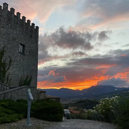 Il Castello Dei Principi Sanseverino Otel Viggianello